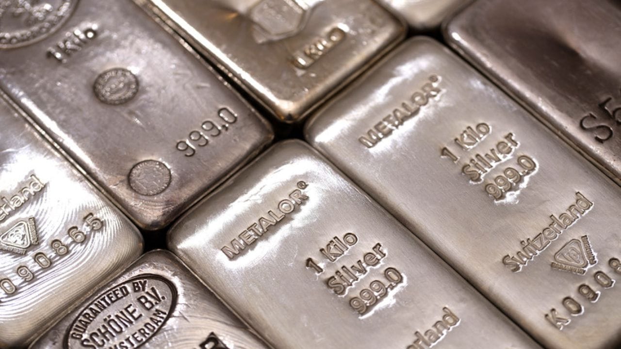 ગ્રાહકો માટે શું ફાયદા છે?: હોલમાર્કિંગનો સૌથી મોટો ફાયદો એ છે કે હવે ગ્રાહકો સરળતાથી ખાતરી કરી શકશે કે તેઓ જે ચાંદીના દાગીના ખરીદી રહ્યા છે તે અસલી છે કે નકલી. BIS કેર એપ પર "Verify HUID" સુવિધા દ્વારા, ગ્રાહકો કોઈપણ દાગીના પર આપેલા હોલમાર્કને સરળતાથી ચકાસી શકશે.