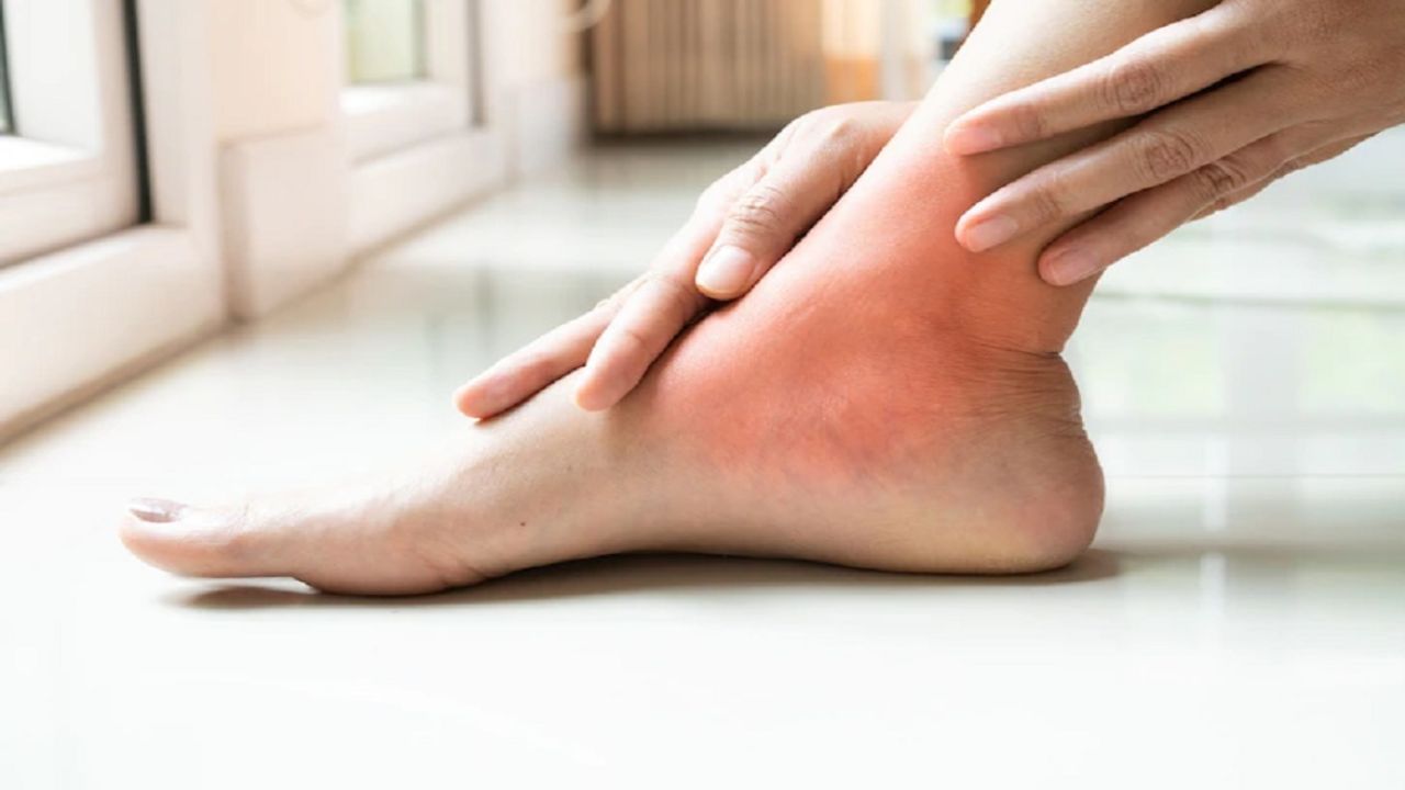 સવારે ઉઠતાની સાથે જ હાથ અને પગમાં દુખાવાને હળવાશથી ન લો. આ તમારા શરીરમાં કંઈક ખોટું છે તેનો સંકેત હોઈ શકે છે. સમયસર તપાસ અને યોગ્ય સારવાર સાથે, તમે આ સમસ્યાથી ઝડપથી છુટકારો મેળવી શકો છો અને ગંભીર બીમારીથી પોતાને બચાવી શકો છો.