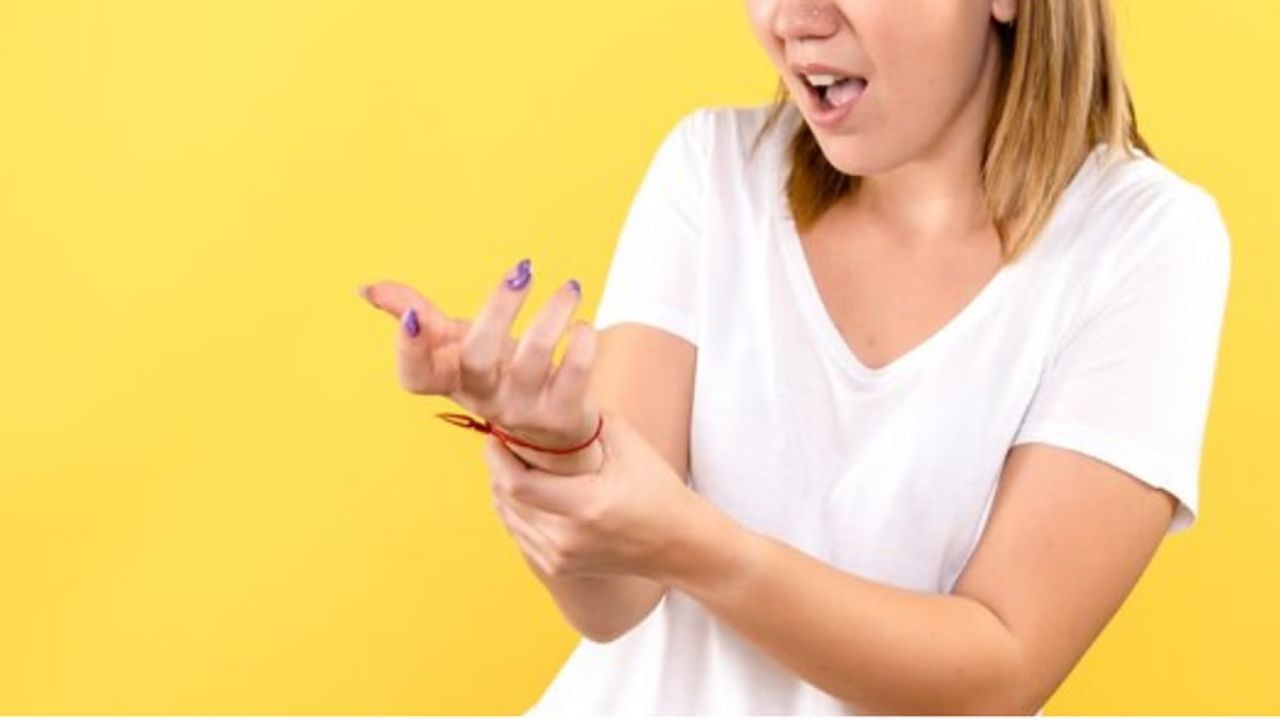 આ સમસ્યાથી બચવા માટે શું કરવું?: સંતુલિત આહાર લો - વિટામિન ડી, કેલ્શિયમ અને પ્રોટીનથી ભરપૂર આહારનો સમાવેશ કરો. સવારે હળવી કસરત કરો - સ્ટ્રેચિંગ અને યોગ સ્નાયુઓને લવચીક બનાવે છે. પૂરતું પાણી પીવો - ડિહાઇડ્રેશન ટાળવા માટે આખો દિવસ હાઇડ્રેટેડ રહો. યોગ્ય સૂવાની મુદ્રા અપનાવો - ગરદન અને પીઠ માટે યોગ્ય ટેકો ધરાવતો ઓશીકું વાપરો. નિયમિત આરોગ્ય તપાસ કરાવો - ખાસ કરીને જો દુખાવો લાંબા સમય સુધી ચાલુ રહે.