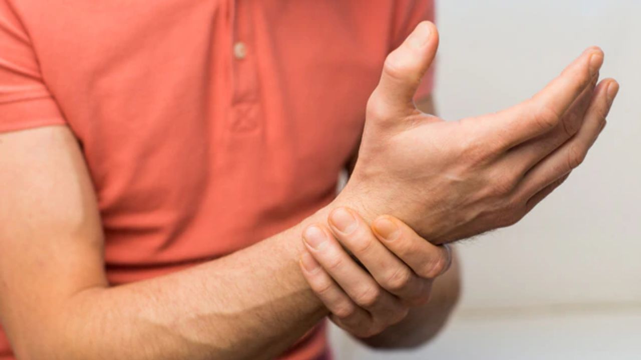 ડિહાઇડ્રેશન અને ઇલેક્ટ્રોલાઇટ અસંતુલન: પાણી અને ખનિજોનો અભાવ પણ સ્નાયુઓમાં ખેંચાણ અને દુખાવોનું કારણ બની શકે છે.