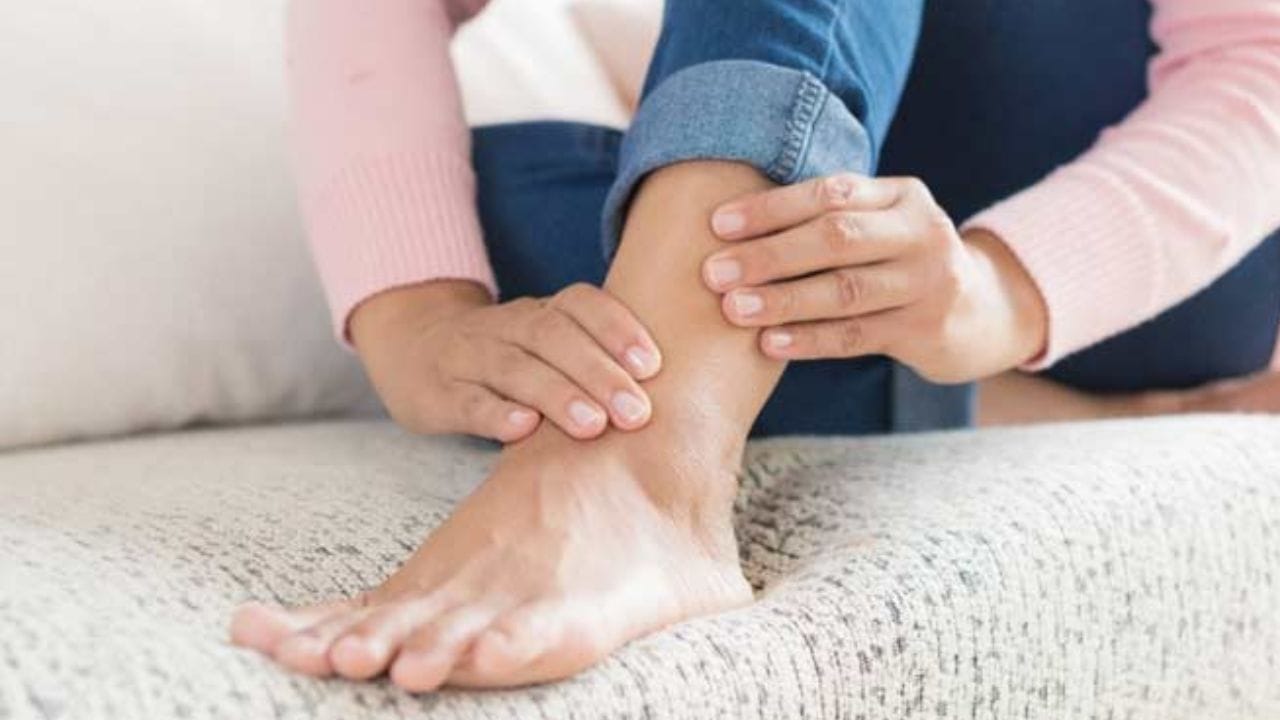 સંધિવા: સવારે ઉઠતાની સાથે જ સાંધામાં દુખાવો અને સોજો એ સંધિવાનું મુખ્ય લક્ષણ છે. આ રોગ સાંધામાં સોજો થવા લાગે છે, જેના કારણે હલનચલનમાં મુશ્કેલી પડે છે અને સખત દુખાવો થવા લાગે છે.