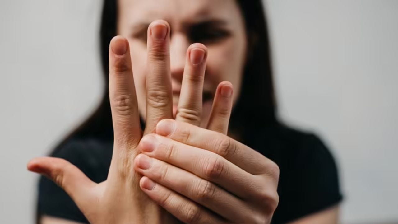 "સવારે હાથ અને પગમાં દુખાવો અને જડતા ઘણીવાર સાંધાના રોગો, વિટામિનની ઉણપ, થાઇરોઇડની સમસ્યા અથવા રક્ત પરિભ્રમણમાં ખલેલનું સંકેત હોઈ શકે છે. જો આ સમસ્યા દરરોજ અનુભવાય છે અને લાંબા સમય સુધી ચાલુ રહે છે, તો ડૉક્ટર પાસે તેની તપાસ કરાવવી જરૂરી છે.