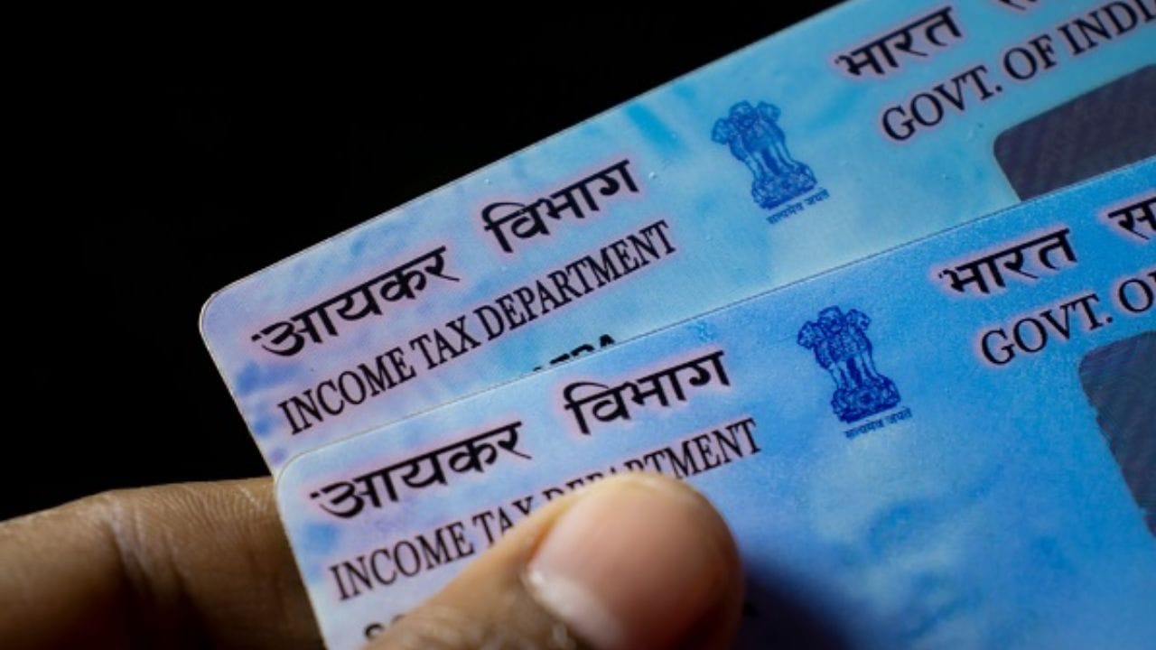 સોફ્ટ કોપીને કારણે, તમારે તેને મેળવવા માટે રાહ જોવી પડશે નહીં અને જો તમારું પાન કાર્ડ સંબંધિત કોઈ કામ અટવાઈ ગયું હોય, તો તમે તેને તરત જ પૂર્ણ કરી શકશો.