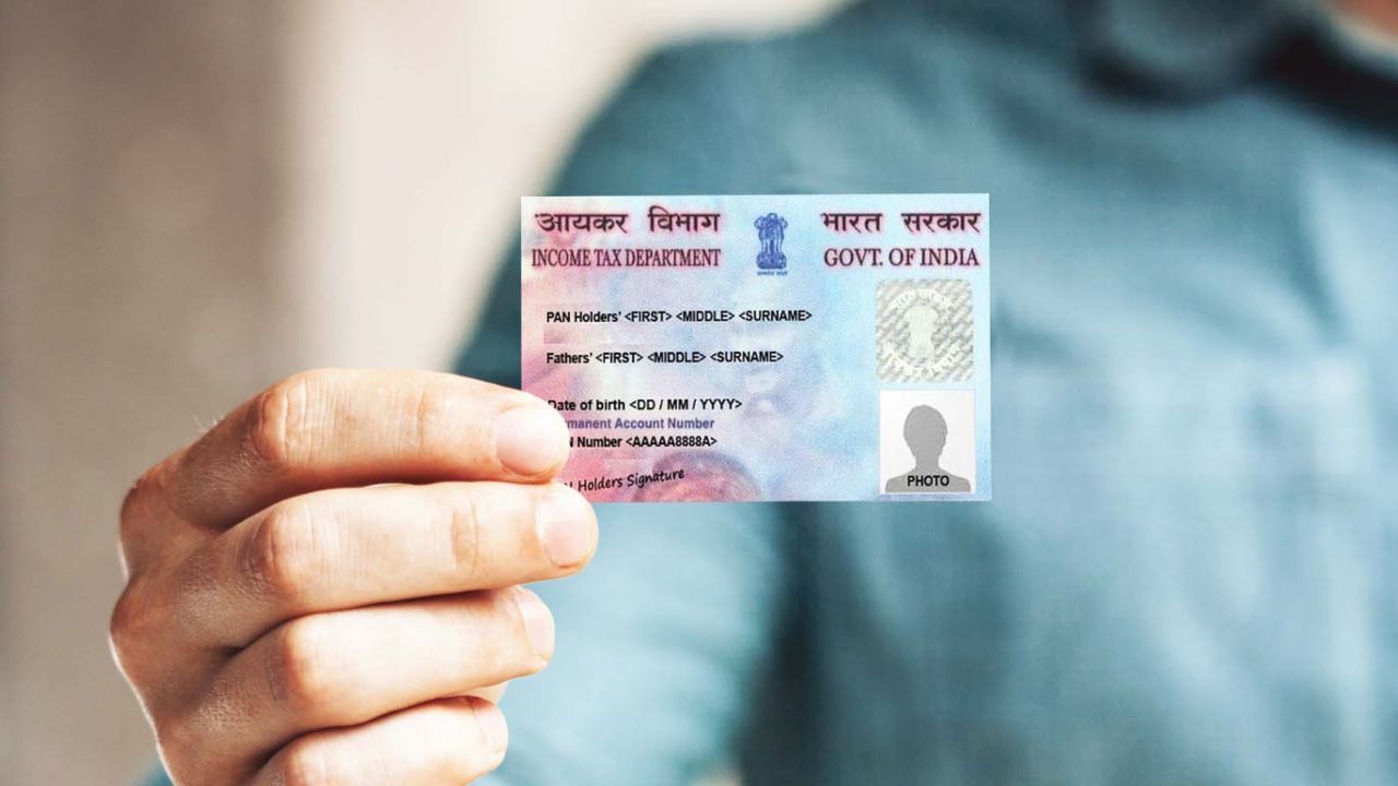 જો તમે કોઈપણ કારણોસર તમારું ડુપ્લિકેટ પાન કાર્ડ તાત્કાલિક મેળવવા માંગતા હો, તો અમે તમને જણાવી દઈએ કે આ કરવાની ત્રણ રીતો છે. ત્રણેયને વિગતવાર સમજતા પહેલા, ચાલો તમને જણાવીએ કે આ પદ્ધતિઓનું પાલન કરીને તમને તમારા પાન કાર્ડની સોફ્ટ કોપી મળશે અને તે કોઈપણ સરકારી કામમાં ઉપયોગ માટે માન્ય રહેશે. 