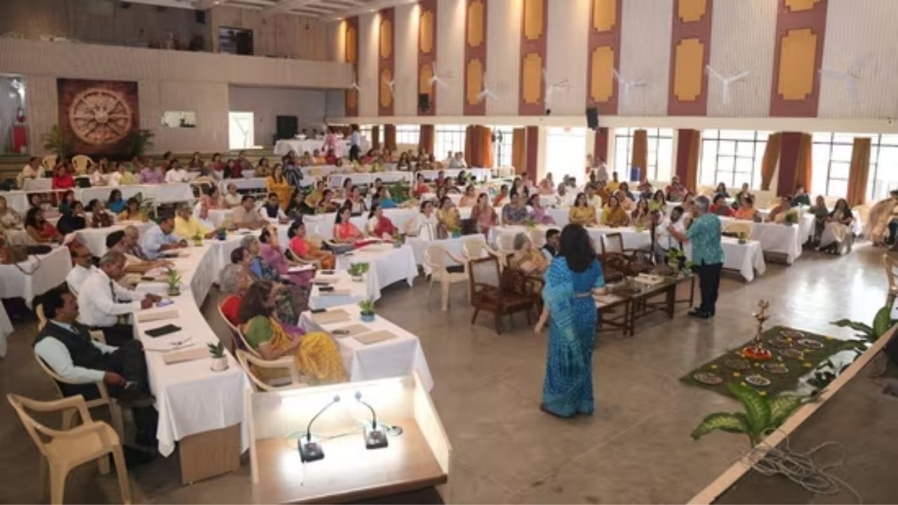 ઘણી ખાનગી શાળાઓ પહેલાથી જ આવા સ્થાનિક પેરેન્ટિંગ સેશન યોજી રહી છે. તેઓ વય-આધારિત જૂથ ચર્ચાઓ, સહાયક વર્તુળો અને ઇન્ટરેક્ટિવ ફોર્મેટ અપનાવે છે. શિક્ષણ નિષ્ણાતો માને છે કે આવા પ્રયોગો લાંબા ગાળે વધુ અસરકારક છે. કારણ કે આમાં માતાપિતા ફક્ત સાંભળતા નથી પણ શીખે છે અને અમલમાં મૂકે છે.
