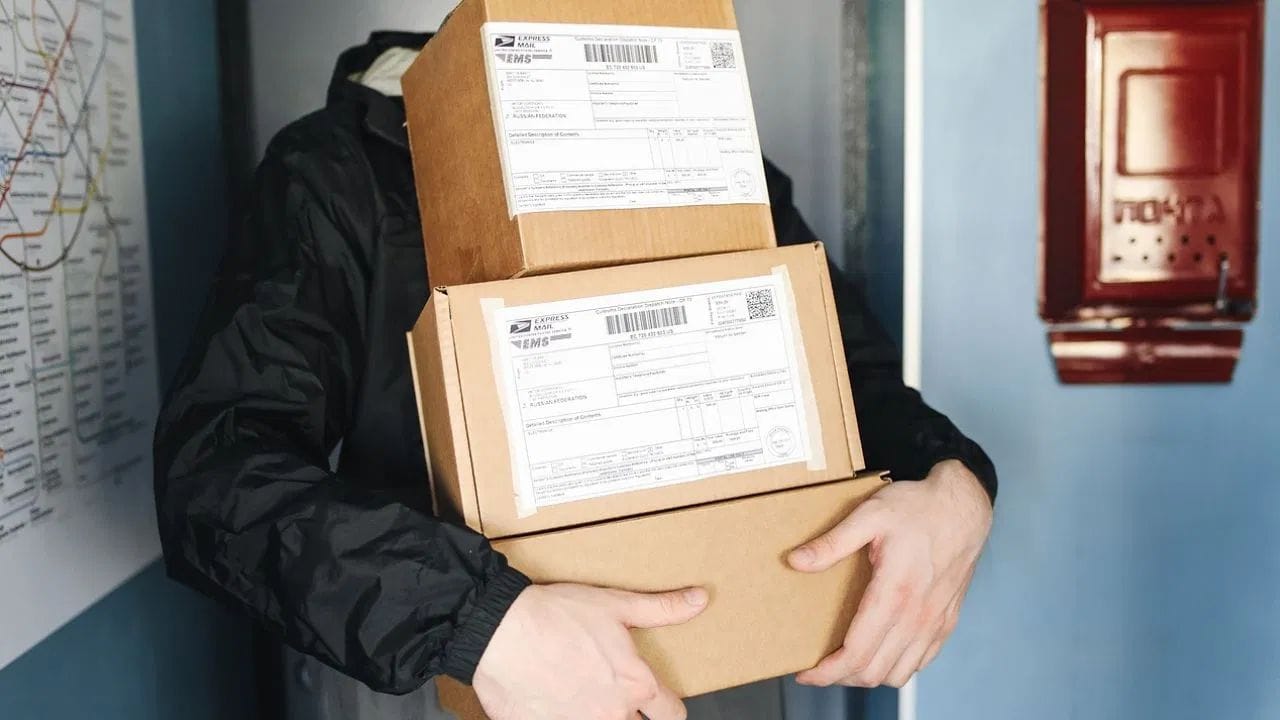 આ મહિલાએ આના વિશે એક વીડિયો પણ શેર કર્યો છે. જેમાં તેણે કહ્યું છે કે મેં 2015 માં એક ઓનલાઈન વેબસાઇટ પરથી કપડાં ઓર્ડર કર્યા હતા. પરંતુ કંપનીએ મને ખોટું પાર્સલ આપ્યું. મેં તે કંપનીને પાછું આપ્યું પણ તેમણે તે લેવાની ના પાડી દીધી, કંપનીએ કહ્યું કે પાર્સલ તમારી પાસે રાખો.