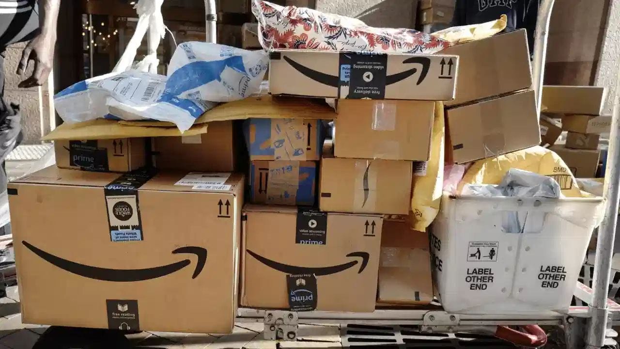 ઘટના વિશે વધુ માહિતી એ છે કે 2015-16 માં એક મહિલાને કંપનીની ભૂલને કારણે પાર્સલ મળ્યું હતું. તેણે કંપનીને ફોન કરીને તેના વિશે જાણ કરી હતી, પરંતુ કંપનીએ તેને કહ્યું કે પાર્સલ પરત કરવાની કોઈ જરૂર નથી. દસ વર્ષ પછી, જ્યારે આ મહિલાએ પાર્સલ ખોલ્યું, ત્યારે તે ચોંકી ગઈ. સોશિયલ મીડિયા પર પોતાનો અનુભવ શેર કર્યા પછી, તેની પોસ્ટને ઘણી લાઈક્સ અને કોમેન્ટ્સ કરેલી જોવા મળે છે.