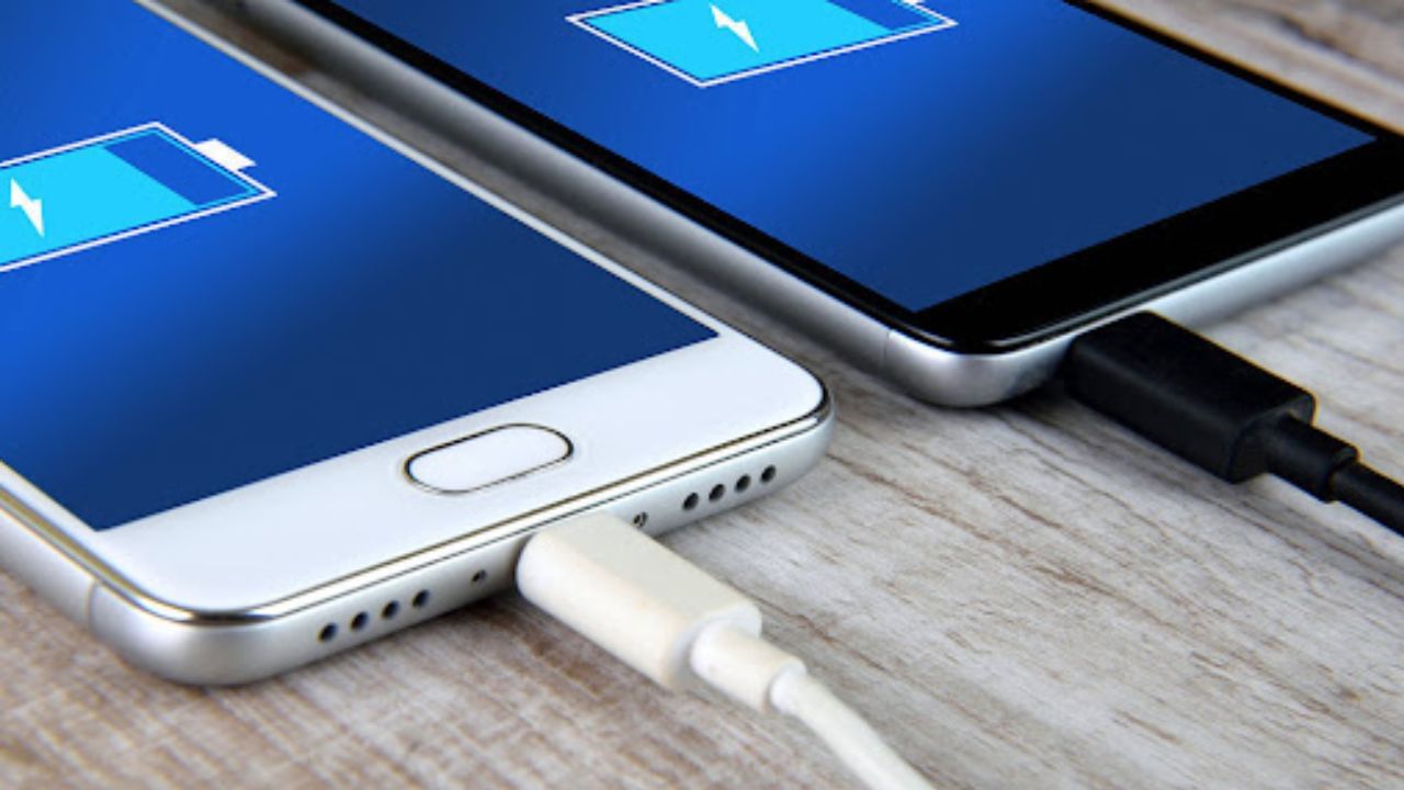 દરેક ઉપકરણને તેના મૂળ ચાર્જરથી જ ચાર્જ કરવું વધુ સારું રહેશે. જો તમને તમારા ફોન સાથે ચાર્જર મળ્યું નથી, તો બજારમાંથી વિશ્વસનીય બ્રાન્ડનું ચાર્જર ખરીદો અને સ્થાનિક ચાર્જરનો ઉપયોગ કરવાની ભૂલ ન કરો. થોડી બેદરકારી તમારા મોંઘા ઉપકરણને નુકસાન પહોંચાડી શકે છે, તેથી જ સુવિધાની સાથે, સલામતીનું પણ સંપૂર્ણ ધ્યાન રાખો.