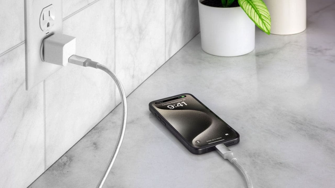 ચાર્જિંગ સ્પીડ પર પણ અસર: એક જ કેબલથી ઘણી વખત ચાર્જ કરવાથી ચાર્જિંગ સ્પીડ પર પણ અસર પડે છે. ઝડપી ચાર્જિંગની જરૂર હોય તેવા ઉપકરણો ધીમી ગતિએ ચાર્જ થાય છે. આમાં માત્ર વધુ સમય જ નથી લાગતો, પણ ઉપકરણના પ્રદર્શન પર પણ અસર પડે છે.