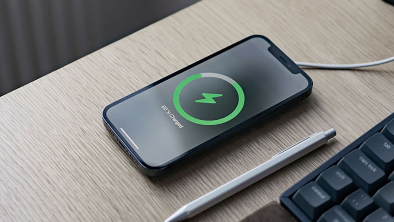 સલામતી સાથે સમાધાન ન કરો: ખરાબ ગુણવત્તાવાળા અથવા સ્થાનિક મલ્ટીપોર્ટ ચાર્જર સલામતી ધોરણોને પૂર્ણ કરતા નથી. આ કરંટ ફ્લો અસંતુલનનું કારણ બની શકે છે, જેના કારણે ઇલેક્ટ્રિક શોક અથવા તો આગ પણ લાગી શકે છે. ખાસ કરીને જ્યારે ચાર્જર લાંબા સમય સુધી સતત ઉપયોગમાં હોય છે, ત્યારે તેનું જોખમ વધુ વધે છે.