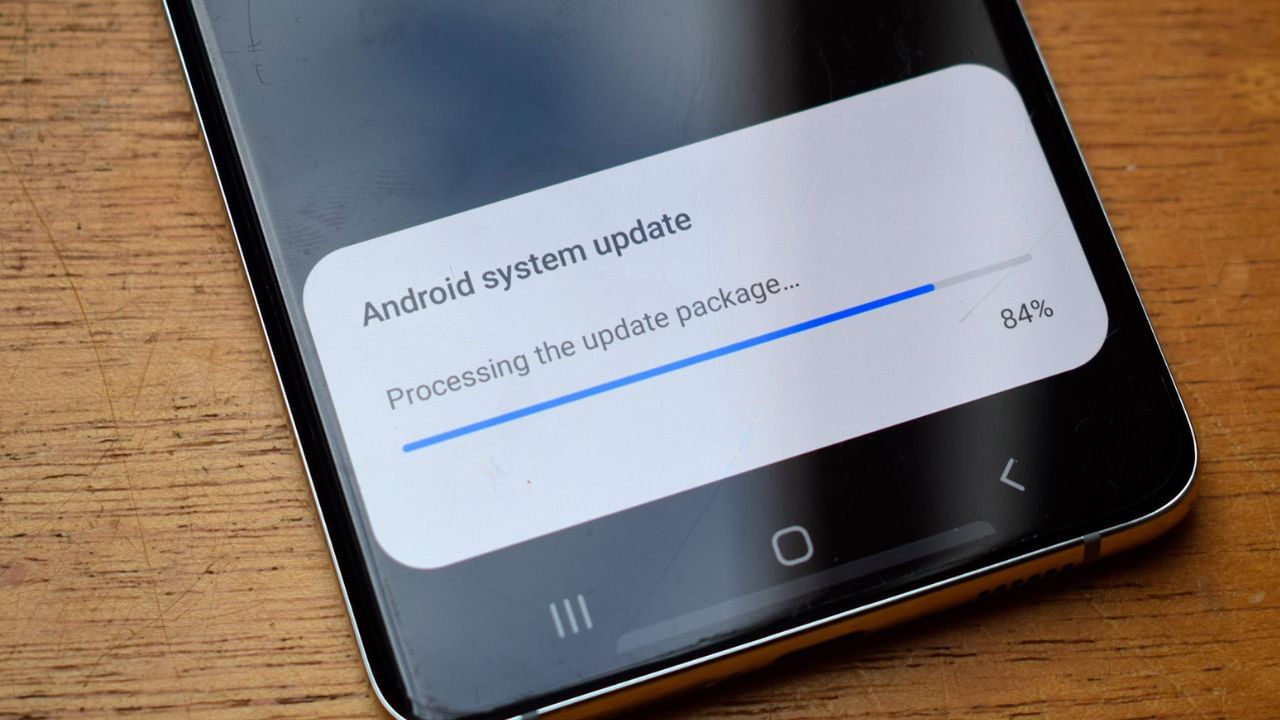 સિસ્ટમ અપડેટ્સ અને ઇન્સ્ટોલેશનમાં મદદ: કેટલીકવાર ફોન રીબૂટ કરવાથી સોફ્ટવેર અપડેટ્સ યોગ્ય રીતે ઇન્સ્ટોલ થાય છે. જ્યારે આપણે ફોન બંધ કરીએ છીએ અને પછી ચાલુ કરીએ છીએ, ત્યારે તે ખાતરી કરે છે કે સોફ્ટવેર અને એપ્સ યોગ્ય રીતે ઇન્સ્ટોલ અને અપડેટ થયેલ છે.