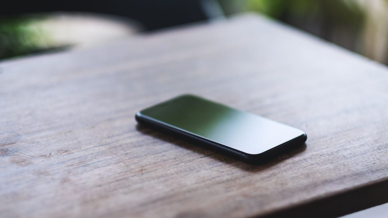 ડિજિટલ ડિટોક્સ : ફોન બંધ કરવાથી તમને થોડા સમય માટે ડિજિટલ દુનિયાથી દૂર રહેવાની તક મળે છે, જે માનસિક તણાવ ઘટાડે છે. આ સમય દરમિયાન, તમે વાસ્તવિક જીવનમાં તમારી આસપાસના લોકો અને કાર્યો પર ધ્યાન કેન્દ્રિત કરી શકો છો, જે એક પ્રકારનો ડિજિટલ ડિટોક્સ છે.