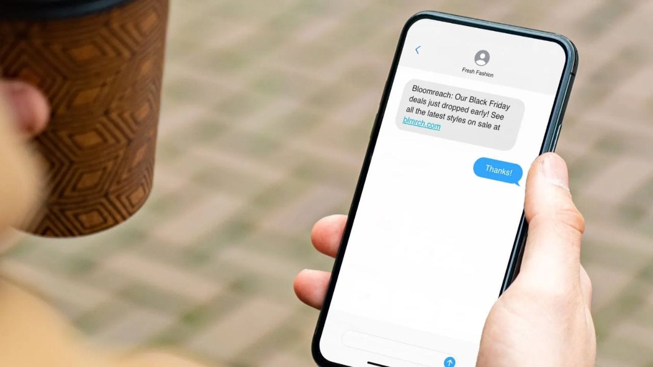 SMS વિશે વાત કરીએ તો, તેને ઓળખવું પણ સરળ છે. સામાન્ય રીતે, તમારા નંબર પર આવતા પ્રમોશનલ મેસેજ બેંકો, ઈ-કોમર્સ કંપનીઓ, ટેલિકોમ ઓપરેટરો, સરકારી સંસ્થાઓ વગેરે દ્વારા મોકલવામાં આવે છે. સાયબર ગુનેગારો આ મેસેજ જેવા જ મેસેજ લોકોને મોકલે છે અને તેમની સાથે છેતરપિંડી કરે છે.