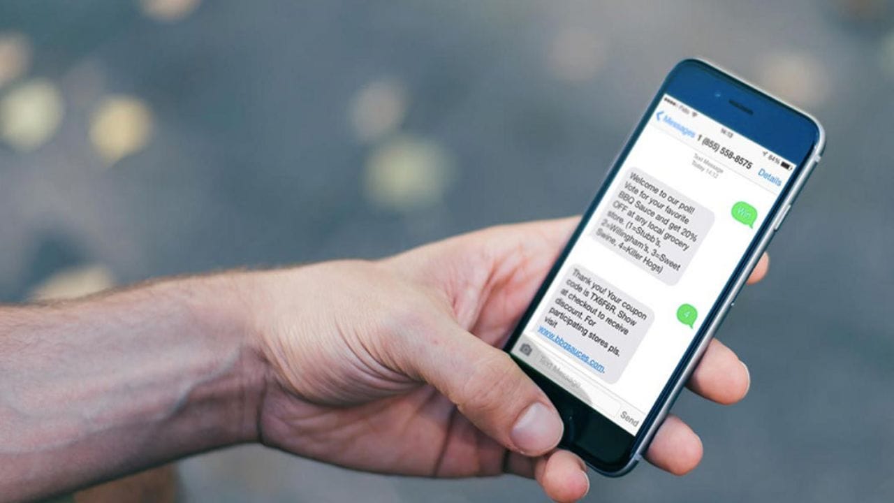 નકલી મેસેજ વાયરસ ધરાવતી એપ્લિકેશનોની લિંક્સ શેર કરે છે, જેના પર ક્લિક કરવાથી, આ વાયરસ તમારા ફોન સુધી પહોંચે છે અને તમારી વ્યક્તિગત માહિતી ચોરી લે છે. ગુનેગારો આ માહિતીનો ઉપયોગ તમારી સાથે છેતરપિંડી કરવા માટે કરી શકે છે.