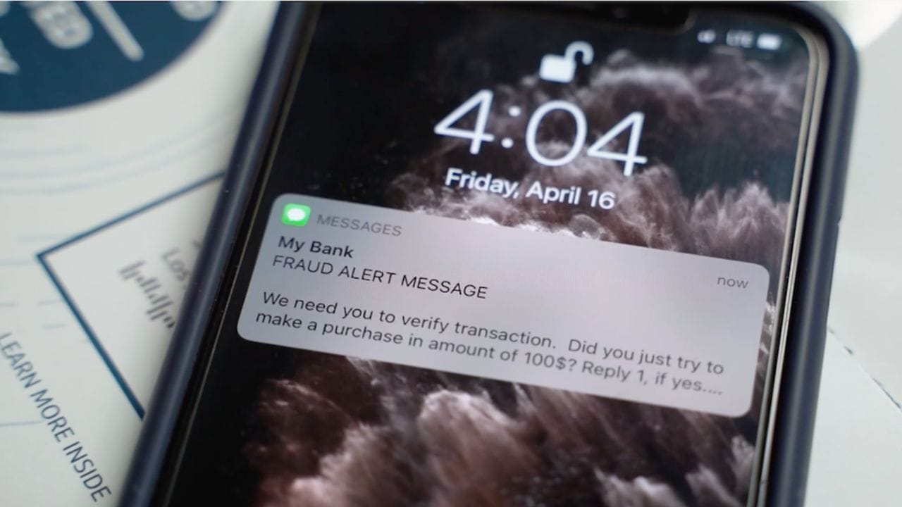 બેંકિંગ સેવાઓ, વ્યવહારો, ટેલિકોમ સેવાઓ વગેરે સંબંધિત મેસેજના અંતે S - S લખેલું હોય છે. આનો અર્થ એ છે કે આ મેસેજ તમે લીધેલી સેવા સાથે સંબંધિત છે.