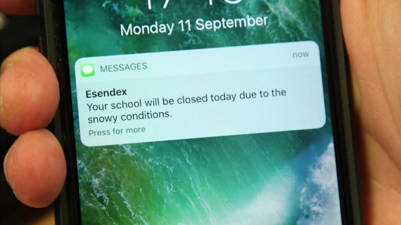 અસલી અને નકલી SMS ઓળખવા માટે, તમારે કેટલાક કોડ ધ્યાનમાં રાખવા પડશે. જો તમને આ કોડ્સ વિશે ખબર હોય, તો તમે છેતરપિંડીથી બચી શકો છો. તમારા ફોન પર આવતા મેસેજ મોકલનારના નામના અંતે, '-' પછી, S, G અથવા P લખેલું હશે. આવા મેસેજ સાચા હોય છે અને આ મેસેજમાં આપવામાં આવેલી માહિતી નકલી નહીં હોય. બીજી બાજુ, અન્ય નંબરો પરથી આવતા મેસેજ નકલી હોઈ શકે છે.