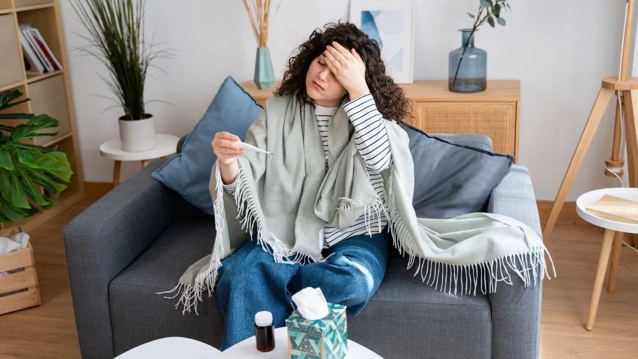 શરીરમાં ગંભીર દુખાવો અને તાવ ઘણા કારણોસર થઈ શકે છે, જેમાં વાયરલ, બેક્ટેરિયલ અથવા પરોપજીવી ચેપ છે. તાવ હળવો 99°F થી 100°F, મધ્યમ 100°F થી 102°F અથવા 102°F થી વધુ તીવ્ર હોઈ શકે છે. તાવ ઘણીવાર માથા, સ્નાયુઓ, સાંધા અથવા આખા શરીરમાં દુખાવો સાથે હોય છે.