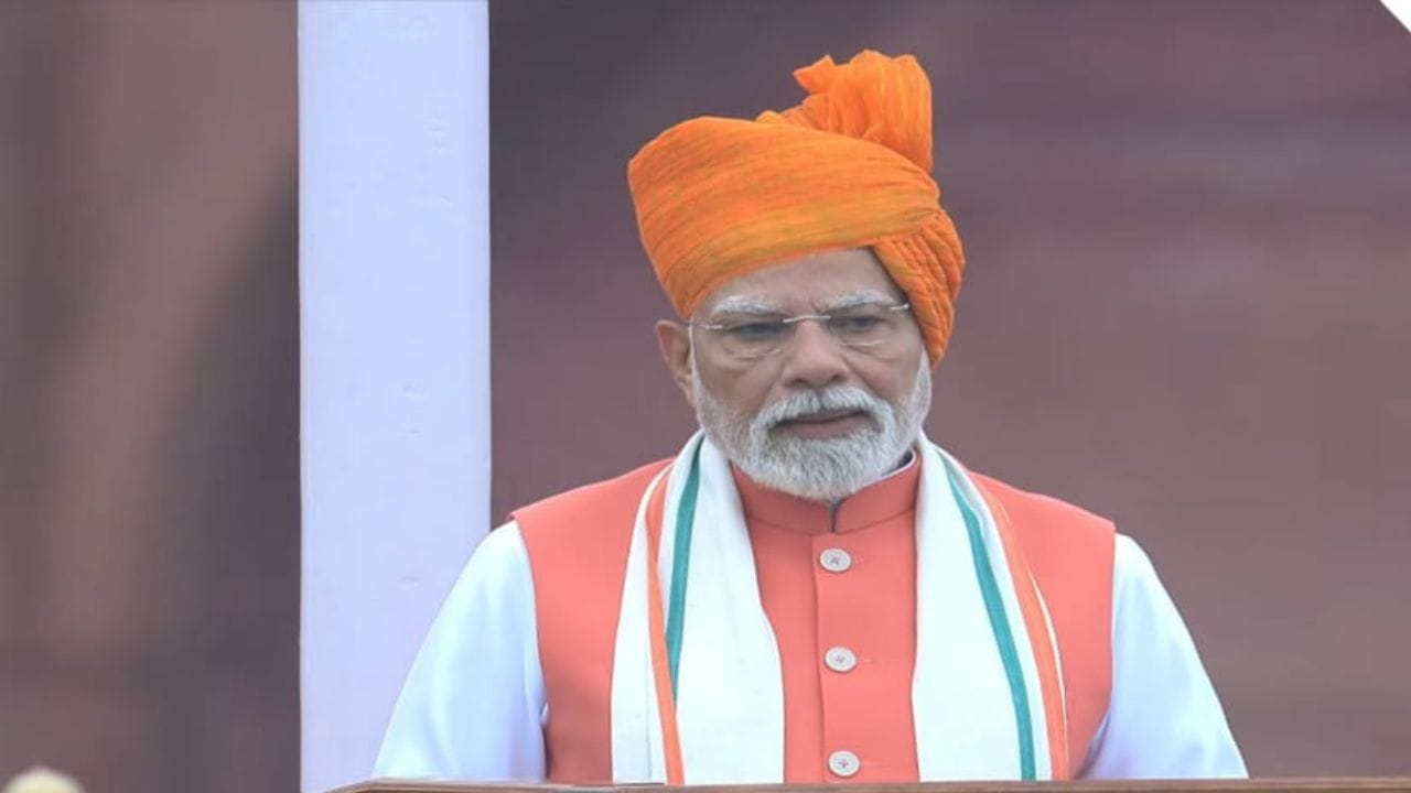 પ્રધાનમંત્રીએ કહ્યું કે આ સુધારાઓ ટેક્સ સ્લેબને તર્કસંગત બનાવશે અને આવશ્યક અને દૈનિક ઉપયોગની વસ્તુઓ પર GST દર ઘટાડશે. તેમણે આ પગલાને નાગરિકો માટે "મોટી ભેટ" ગણાવી છે. વડાપ્રધાન મોદીએ કહ્યું "અમે સામાન્ય માણસનું જીવન સરળ બનાવવા માટે પ્રતિબદ્ધ છીએ. આ દિવાળી પર, અમે GST સુધારા લાવીશું જે કિંમતો ઘટાડશે ,"