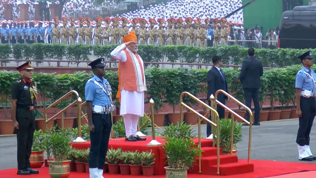 GSTની સમીક્ષાની સાથે, PM મોદીએ PM વિકાસિત ભારત યોજના શરૂ કરી છે. તેમણે કહ્યું કે લોકો માંગ કરે છે કે GSTમાં ફેરફાર અને સમીક્ષા કરવામાં આવશે. આમ કરવાથી રોજિંદા વસ્તુઓ સસ્તી થશે.