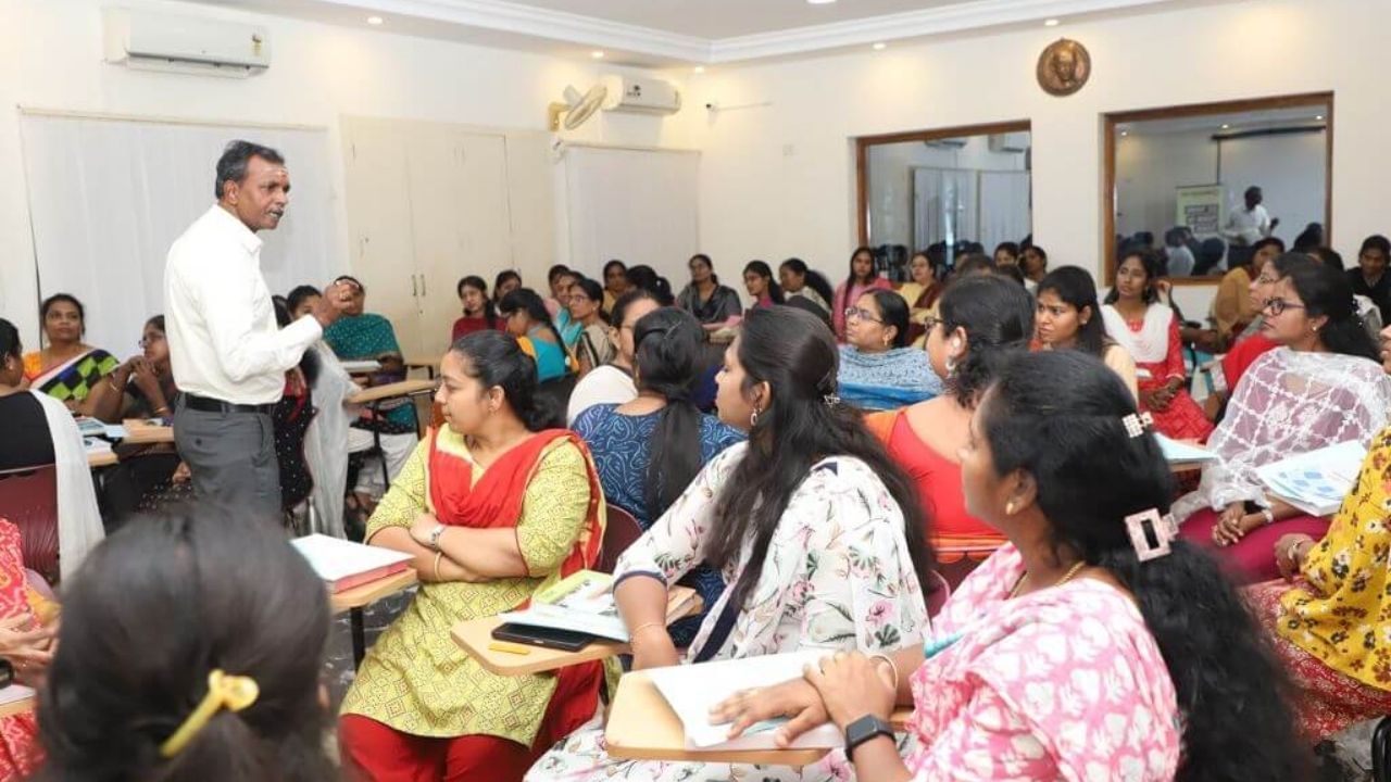 નિષ્ણાતો કહે છે કે CBSE ની ઑફલાઇન વર્કશોપ એક પોઝિટિવ સ્ટેપ છે, પરંતુ હાલમાં તેનો અવકાશ ખૂબ જ મર્યાદિત છે, જેઓ મોટા શહેરો સુધી પહોંચી શકે છે. આ તક તેમના માટે ફાયદાકારક સાબિત થશે. પરંતુ તેની વ્યાપક અસર ત્યારે જ થશે જ્યારે તેની પહોંચ ઑનલાઇન પ્લેટફોર્મ, પ્રાદેશિક કેન્દ્રો અને નાના શહેરો સુધી સુનિશ્ચિત કરવામાં આવશે.
