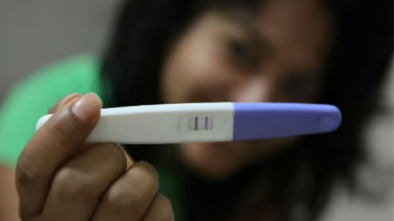 કોન્ડોમ અને ગર્ભાવસ્થા પરિક્ષણ કીટ બંને આરોગ્ય અને સલામતી ઉત્પાદનો છે અને ભારતીય કાયદો તેમની ખરીદી પર પ્રતિબંધ મૂકતો નથી. પરંતુ 18 વર્ષથી ઓછી ઉંમરના લોકો માટે જાતીય પ્રવૃત્તિ પ્રતિબંધિત છે. તેથી જો દુકાનદારો ઇનકાર કરે છે, તો તેઓ કાયદાના આધારે નહીં પરંતુ સામાજિક શરમ અથવા ધારણાના આધારે આમ કરે છે.