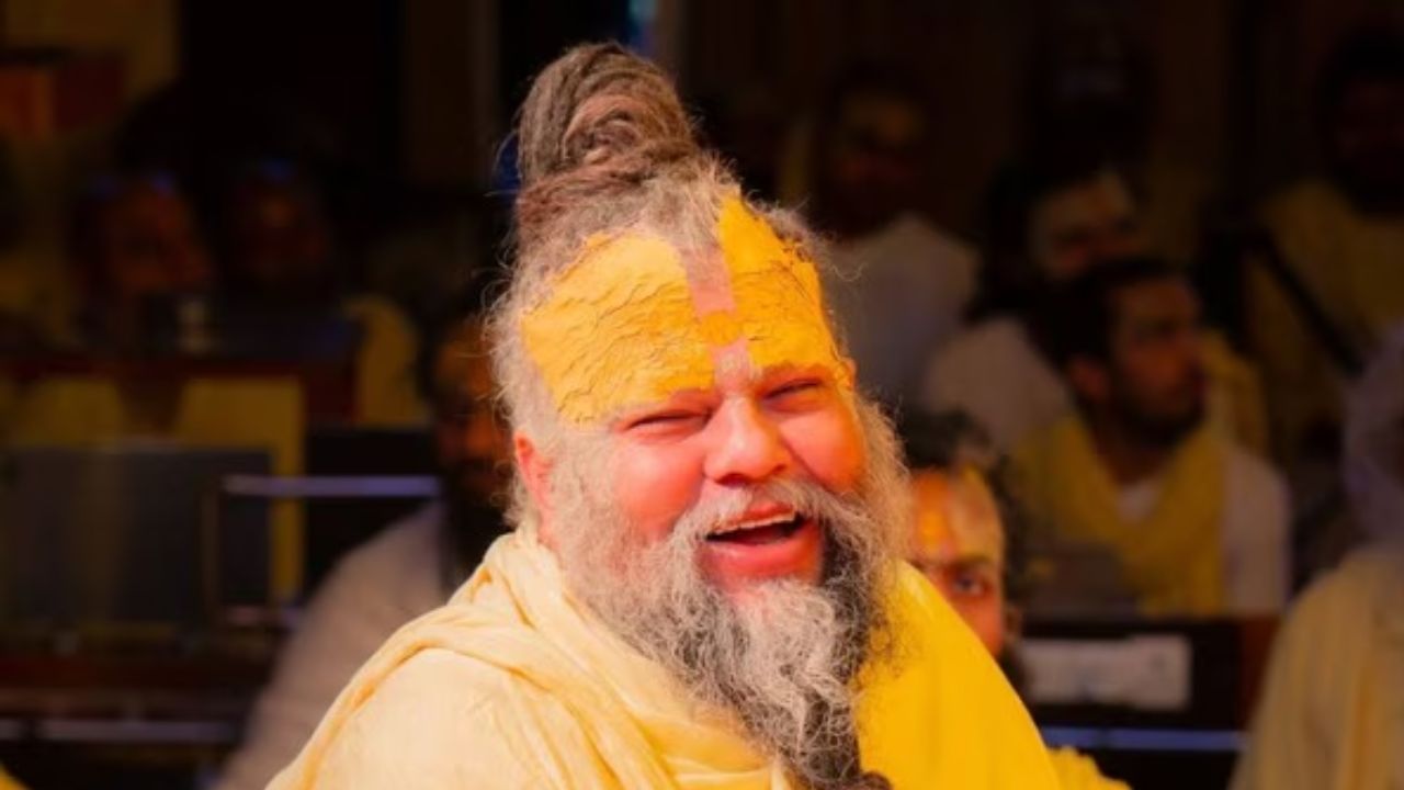 પ્રેમાનંદ મહારાજ કહે છે કે જો ભગવાનની પૂજા સાચા હૃદયથી કરવામાં આવે તો દરેક દુઃખ દૂર થઈ જાય છે. જ્યારે તમારું આચરણ સુધરે છે અને હરિ તમારા મનમાં રહે છે, ત્યારે જ ગ્રહો પણ તમારા માટે અનુકૂળ હોય છે.