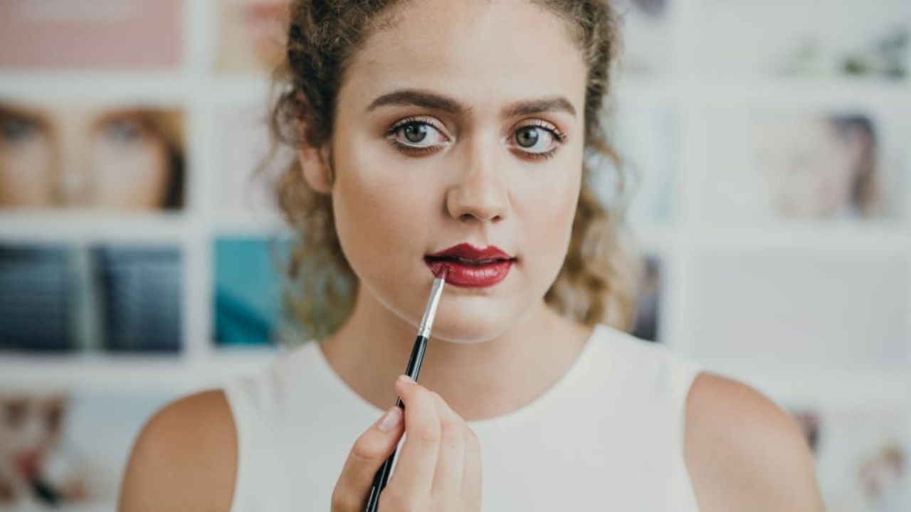 સનસ્ક્રીન જરૂર લગાવો: સૂર્યપ્રકાશથી ત્વચાને થતાં નુકસાનથી બચવા માટે સનસ્ક્રીન લગાવવું ખૂબ જ મહત્વપૂર્ણ છે. તેથી દરરોજ આખા ચહેરા તેમજ ગરદન પર ઓછામાં ઓછું SPF 30 કે તેથી વધુનું સનસ્ક્રીન લગાવો. આ સાથે સન પ્રોટેક્શન લિપ બામ લગાવો. આમાં તમને 2 મિનિટનો સમય લાગશે.