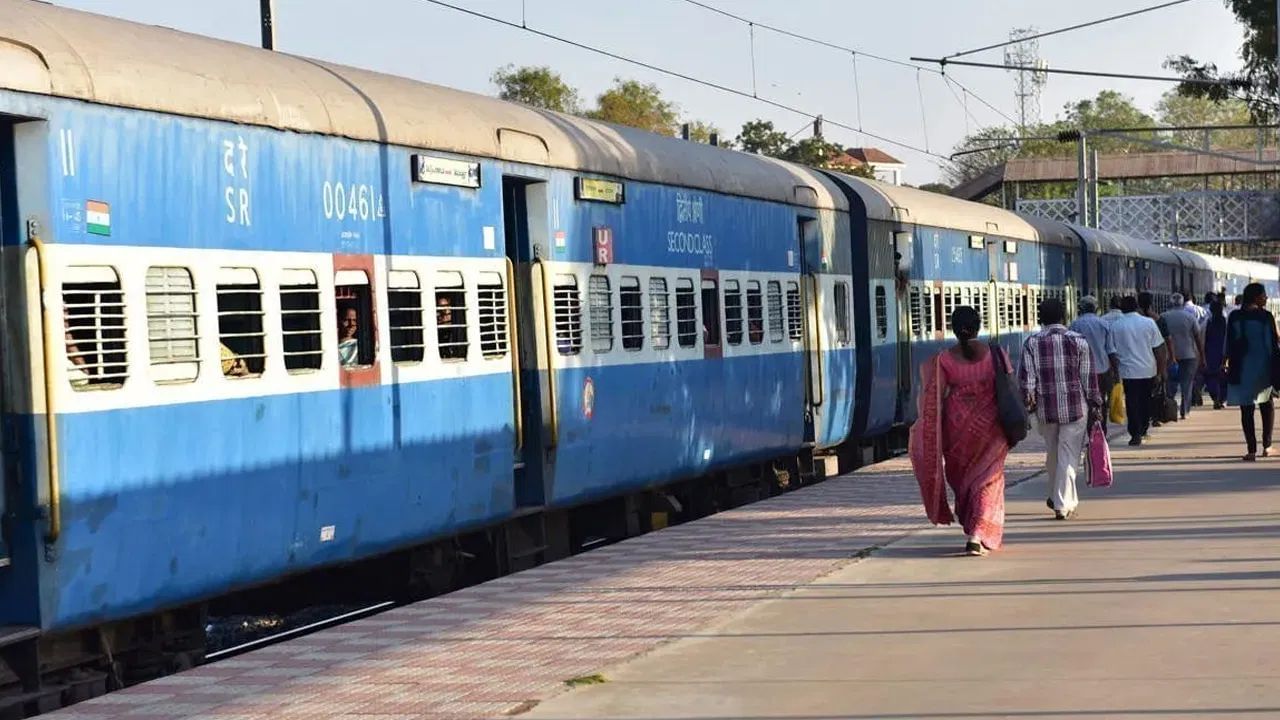 તત્કાલ ટિકિટનો નિયમ સામાન્ય ટિકિટ બુકિંગ કરતા બિલકુલ અલગ છે. જણાવી દઈએ કે, સામાન્ય ટિકિટ બુકિંગ માટે એક યુઝર આઈડીથી મહિનામાં 12 ટિકિટ બુક કરી શકાય છે. જો તમારા IRCTC એકાઉન્ટને આધાર કાર્ડથી વેરિફાઇડ કરવામાં આવે છે, તો આ લિમિટ 24 ટિકિટ પ્રતિ મહિને સુધી વધી જાય છે. નોંધનીય છે કે, આ નિયમ તત્કાલ ક્વોટા પર લાગુ પડતો નથી.