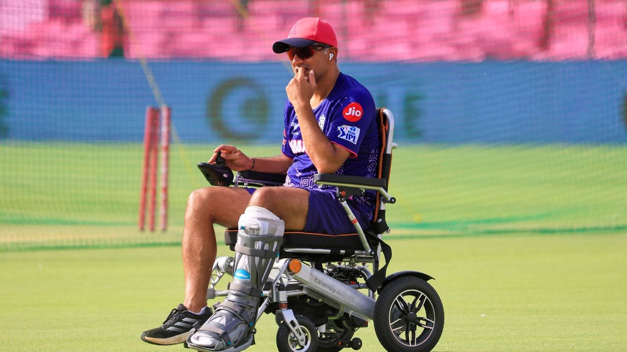 ટીમ ઈન્ડિયાના પૂર્વ કેપ્ટન રાહુલ દ્રવિડને વર્ષ 2021માં હેડ કોચ બનાવવામાં આવ્યા હતા. રિપોર્ટસ મુજબ દ્રવિડ હાલમાં ભારતનો સૌથી પૈસાદાર કોચમાંથી એક છે. તેની નેટવર્થ અંદાજે 320 કરોડ રુપિયાની આસપાસ છે. ટીમ ઈન્ડિયાના પૂર્વ દિગ્ગજ ક્રિકેટર રાહુલ દ્રવિડ નવેમ્બર 2021થી જૂન 2024 સુધી હેડ કોચ રહ્યા હતા. વર્ષ 2024માં ટી20ઈન્ટરનેશલ વર્લ્ડકપ જીત્યા બાદ તેમણે કોચનું પદ છોડી દીધું હતુ.