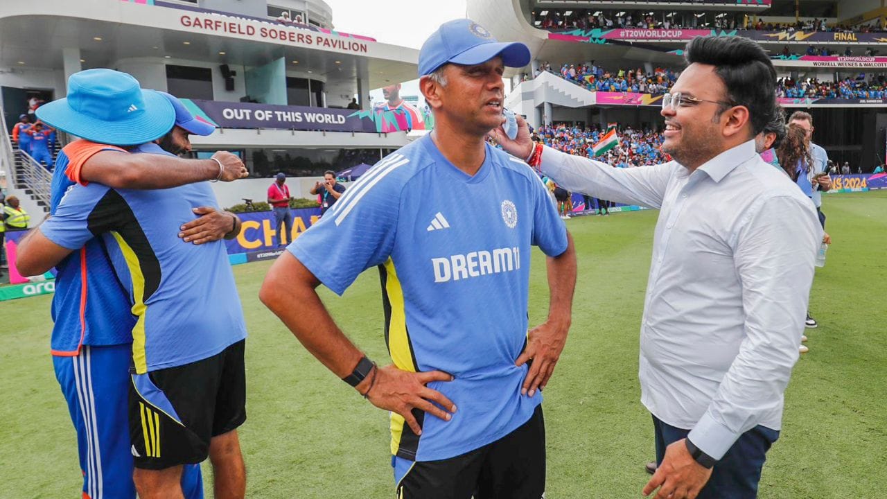 રિપોર્ટ મુજબ કોચિંગ દરમિયાન ભારતીય ક્રિકેટ બોર્ડે રાહુલ દ્રવિડને 12 કરોડ રુપિયાની વર્ષની સેલેરી આપી હતી. આ પગાર દુનિયાના કોઈ પણ ક્રિકેટ કોચમાંથી સૌથી વધારે હતો.