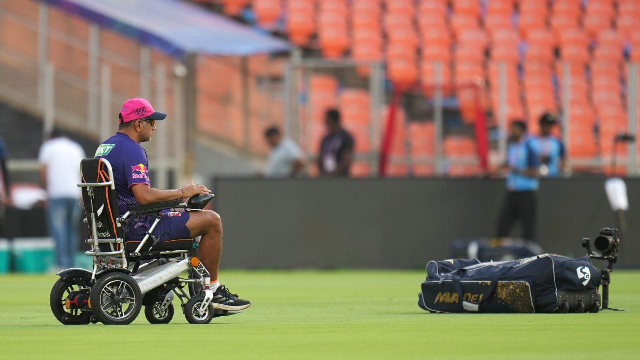 આ પહેલા રવિ શાસ્ત્રી હતા. જેનો પગાર અંદાજે 9.5 કરોડ રુપિયા હતો, રાહુલ દ્રવિડનો પગાર દિગ્ગજ ખેલાડી વિરાટ કોહલી અને રોહિત શર્મા સહિત અનેક ટોચના ખેલાડીઓથી પણ વધારે છે.