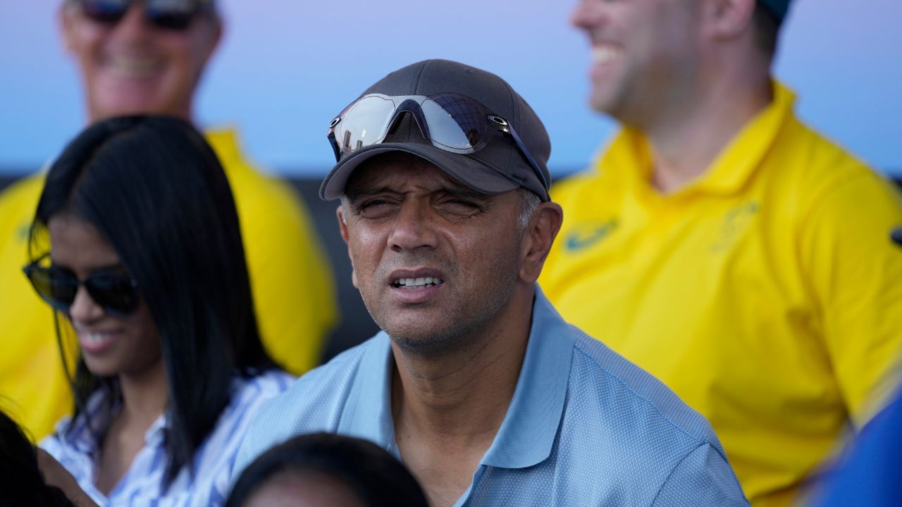 ઈન્ટરનેશનલ ક્રિકેટમાં 24 હજારથી વધારે રન પુરા કરનાર રાહુલ દ્રવિડની કમાણી કોચિંગ સિવાય જાહેરાતમાંથી થાય છે. ઈન્ડિયાની કોચિંગ છોડ્યા બાદ દ્રવિડ રાજસ્થાન રોયલ્સનો કોચ છે. રિપોર્ટ મુજબ રાજસ્થાન રોયલ્સ એક સીઝન માટે તેને અંદાજે 3 કરોડ રુપિયાનો પગાર આપે છે. આ સિવાય આલીશાન ઘર તેમજ તેની પાસે અનેક લક્ઝરી કારો પણ છે.