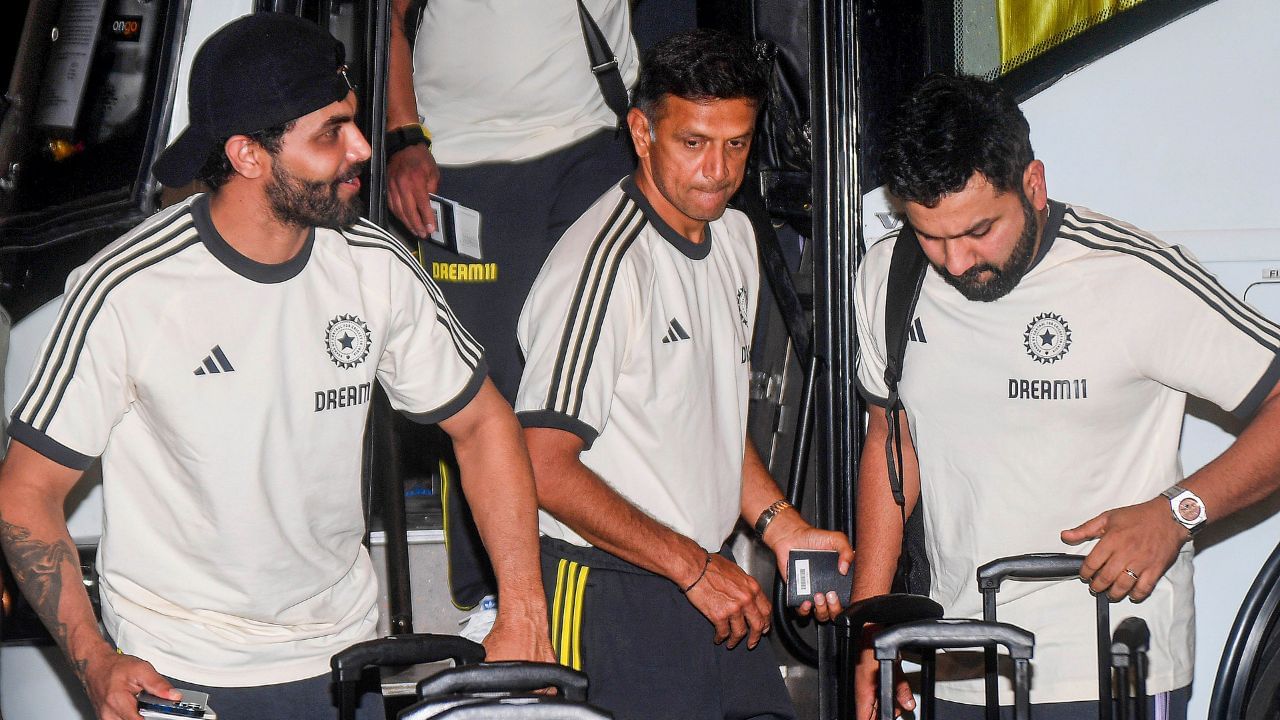 રિપોર્ટ મુજબ રાહુલ દ્રવિડ બાદ ટીમ ઈન્ડિયાના હેડ કોચ ગૌતમ ગંભીરને અંદાજે વર્ષના 12 કરોડ રુપિયાનો પગાર આપવામાં આવે છે. ગૌતમ ગંભીરની નેટવર્થ 265 કરોડ રુપિયાની આસપાસ છે.