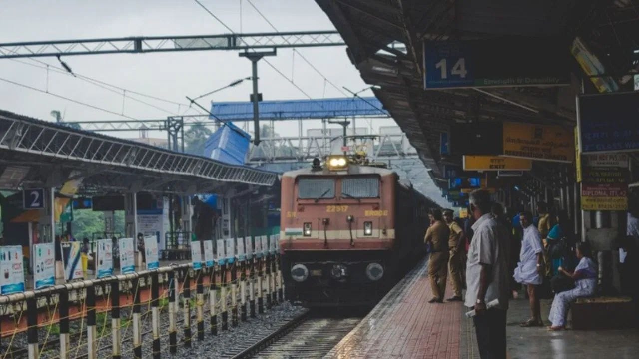 અશ્વિની વૈષ્ણવે ભારપૂર્વક જણાવ્યું હતું કે, મુસાફરોને તેમની પરત ફરતી મુસાફરી દરમિયાન પણ સુવિધા આપવામાં આવે. "સિનિયર પબ્લિક રિપ્રેઝેન્ટેટિવ સાથે ચર્ચા વિચારણા કર્યા પછી એવું નક્કી કરવામાં આવ્યું હતું કે, દિવાળી અને છઠ માટે 12,000 થી વધુ સ્પેશિયલ ટ્રેન ચલાવવામાં આવશે. મુસાફરોને તેમની રિટર્ન મુસાફરી દરમિયાન કોઈ મુશ્કેલી ન પડે તેની ખાતરી કરવામાં આવશે."