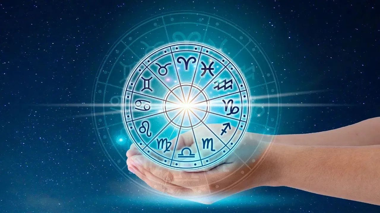 જ્યોતિષશાસ્ત્ર અનુસાર, વર્ષ 2025 માં શનિ, રાહુ અને ગુરુના ગોચરનો 12 રાશિઓ તેમજ દેશ-દુનિયા પર ભારે પ્રભાવ પડ્યો હતો. જો કે, શનિ, રાહુ અને ગોચર ગુરુની ચાલ 5 રાશિઓ માટે ખૂબ જ શુભ છે. આ લોકોને 2025ના વર્ષમાં ઘણી સંપત્તિ અને ખ્યાતિ મળશે. વર્ષના અંત સુધીમાં તેમને કોઈ સારા સમાચાર મળી શકે છે, જેનાથી તેઓ ખુશ થશે.