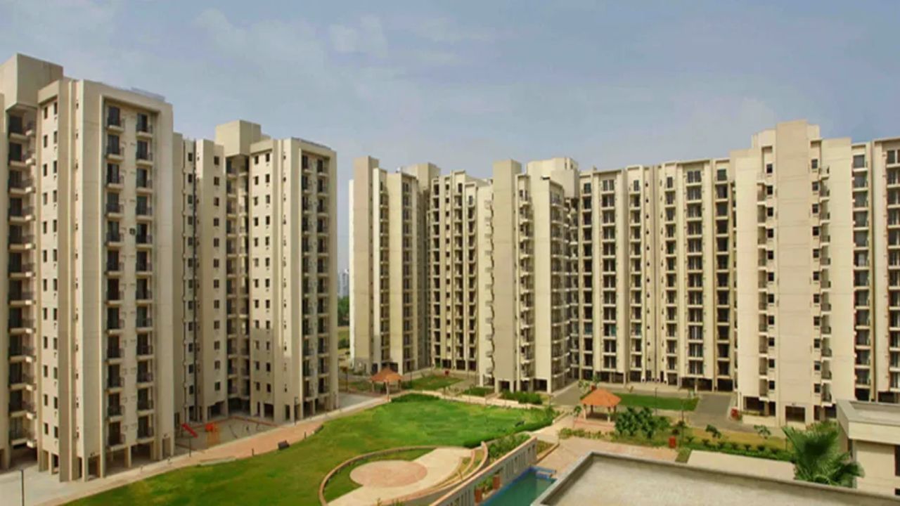 જણાવી દઈએ કે, દેશમાં વર્ષ 2017 માં GST લાગુ કરવામાં આવ્યો હતો. 45 લાખ સુધીના Affordable હાઉસિંગ પર માત્ર 1% ટેક્સ લાદવામાં આવ્યો હતો, જ્યારે મધ્યમ વર્ગના Affordable હાઉસિંગ અને બિન-Affordable હાઉસિંગ પર 5% GST યથાવત રાખવામાં આવ્યો હતો. જો કે, સિમેન્ટ જેવી બાંધકામ સામગ્રી પર 28%, સ્ટીલ પર 18%, ટાઇલ્સ અને PET પર 28% ટેક્સ લાગુ રહ્યો. આનાથી ઘરની કિંમતમાં વધારો જોવા મળ્યો તેવું કહી શકાય. 