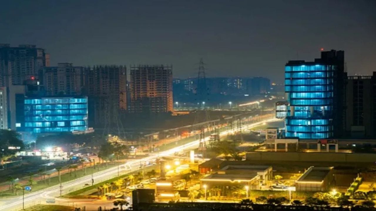 મધ્યમ વર્ગના ખરીદદારો, જેમાં 40 થી 70 લાખની વચ્ચેના ફ્લેટ ખરીદનારા લોકોનો સમાવેશ થાય છે, તેમને સૌથી વધુ રાહત મળવાની અપેક્ષા છે. ટૂંકમાં અફોર્ડેબલ હાઉસિંગ ધરાવતા લોકોને લાભ મળશે.  આ ઉપરાંત, વૈભવી હાઉસિંગ ધરાવતા લોકોનો બેસિક ખર્ચ ઘટશે પરંતુ ઇમ્પોર્ટેડ ફિનિશિંગ આઇટમ્સ મોંઘી રહી શકે છે.