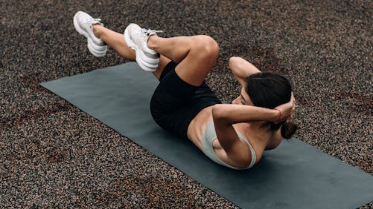 સાયકલ ક્રંચ: પેટ પર જમા થયેલી ચરબી ઘટાડવા અને સ્નાયુઓને ટોન કરવા માટે સાયકલ ક્રંચ શ્રેષ્ઠ કસરત છે. આમાં તમારે તમારી પીઠ પર સીધા સૂવું પડશે અને બંને હાથ માથા પાછળ રાખવા પડશે. આ પછી તમારા માથાને થોડું ઊંચું કરો અને તમારા પગને સાયકલ ચલાવતા હોય તેમ ચલાવો.