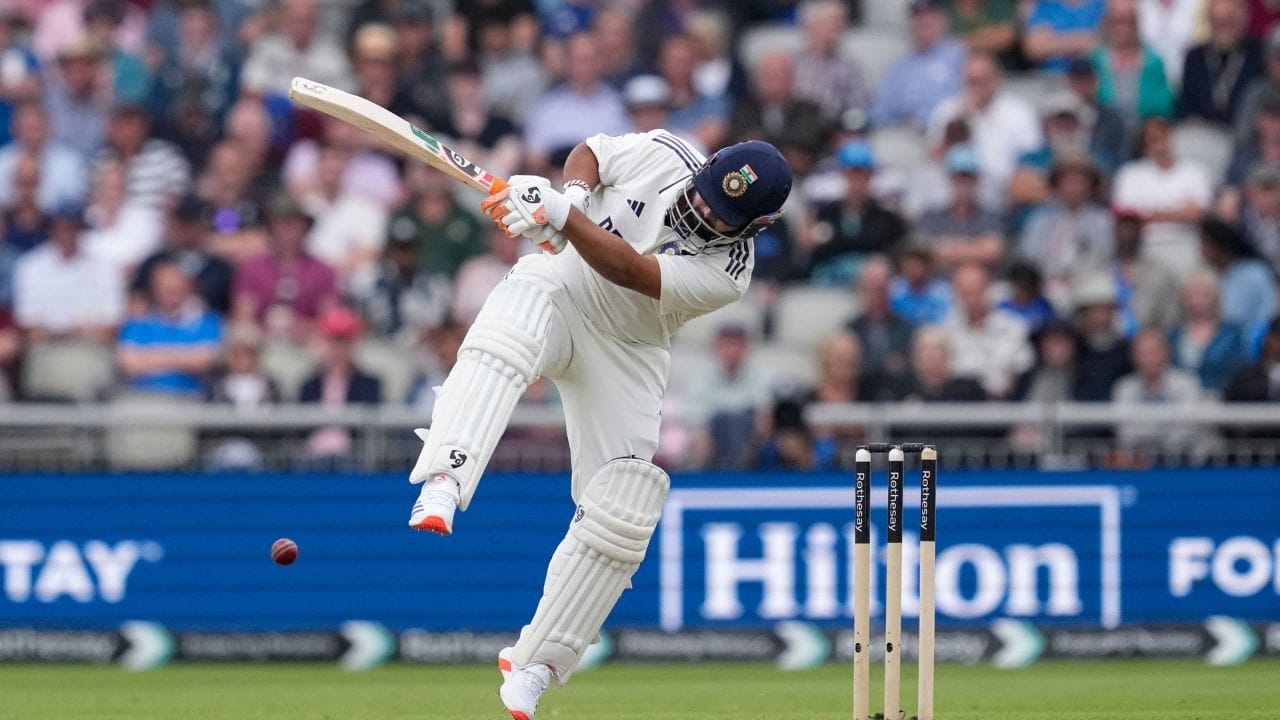 ઋષભ પંતની ઈજાએ બીસીસીઆઈને આ દિશામાં પગલા લેવા માટે પ્રેરત કર્યો છે. નવા નિયમ હેઠળ જો કોઈ ખેલાડી મલ્ટી -ડે મેચ દરમિયાન ગંભીર ઈજાને કારણે મેચમાંથી બહાર થઈ જાય છે તો ટીમ મેનેજમેન્ટને એક સમાન યોગયતા વાળો ખેલાડીને રિપ્લે કરી શકશે. આ રિપ્લેસમેન્ટ તરત જ લાગુ થશે. આ માટે પસંદગી સમિતિ અને મેચ રેફરીની મંજૂરી લેવી પડશે.