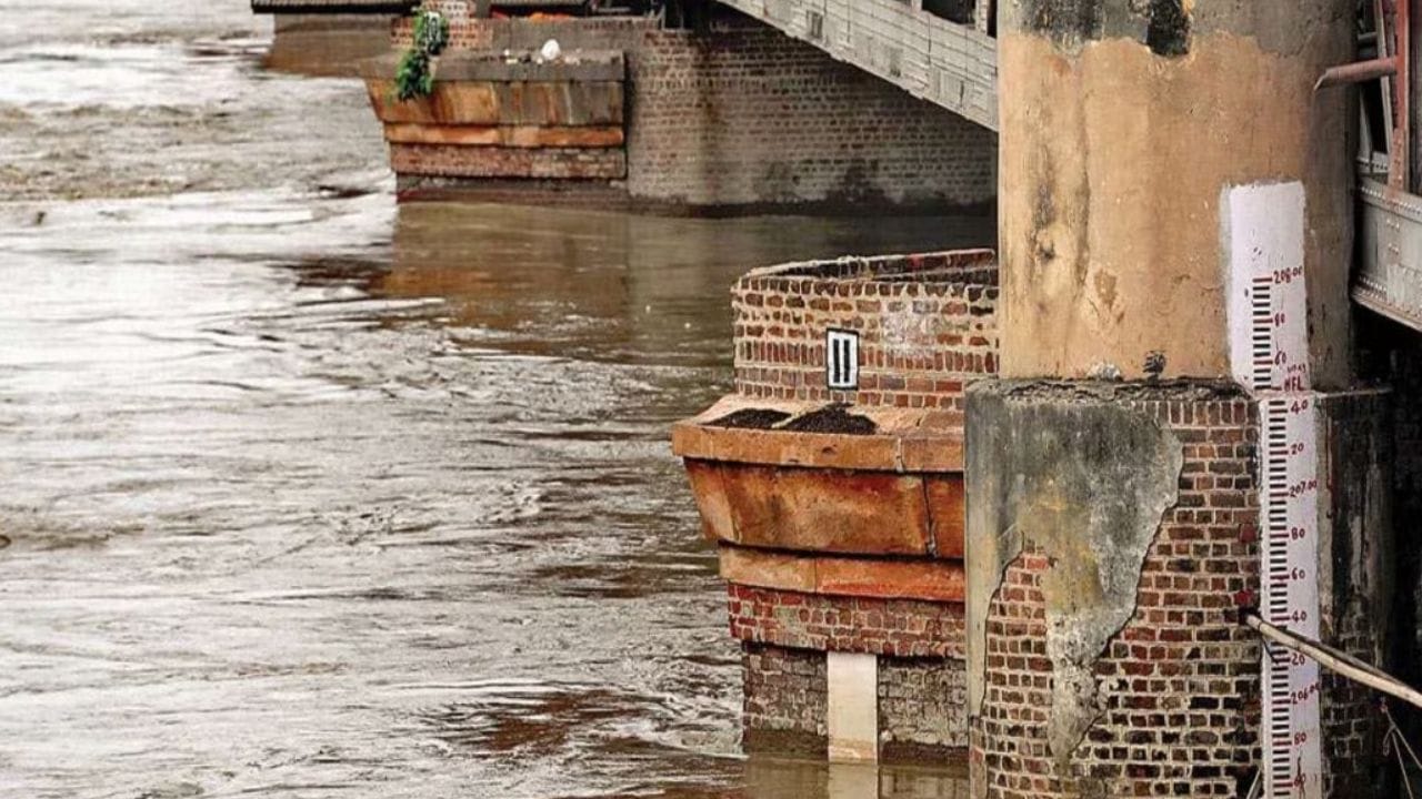 ચેતવણી સ્તર એ છે જ્યાં વહીવટીતંત્રને સતર્ક રહેવાની જરૂર છે, જ્યારે ભય સ્તર એ પરિસ્થિતિ છે જ્યાં પૂરનો ભય સ્પષ્ટ થાય છે અને તાત્કાલિક પગલાં લેવાની જરૂર છે. નદીઓના પાણીનું સ્તર ઘટાડવાના પ્રયાસો કરવામાં આવે છે અને લોકોને સલામત સ્થળોએ લઈ જવામાં આવે છે.