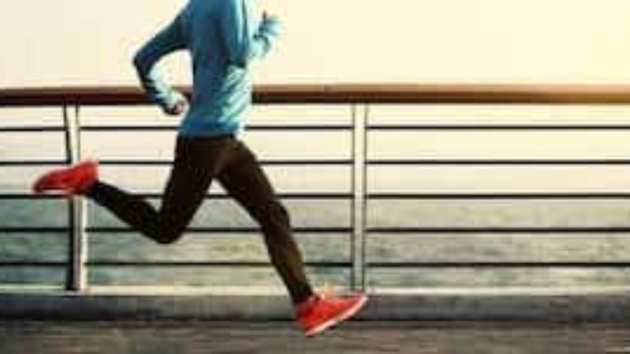 સારી ઊંઘ: જે લોકો નિયમિત દોડે છે તેમને સારી અને ગાઢ ઊંઘ આવે છે, જેનાથી શરીર તાજગી અનુભવે છે.