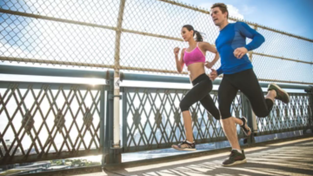 મગજ વધુ સક્રિય બને છે: નિયમિત દોડવાથી મગજની કાર્યક્ષમતા વધે છે અને યાદશક્તિ સુધરે છે.