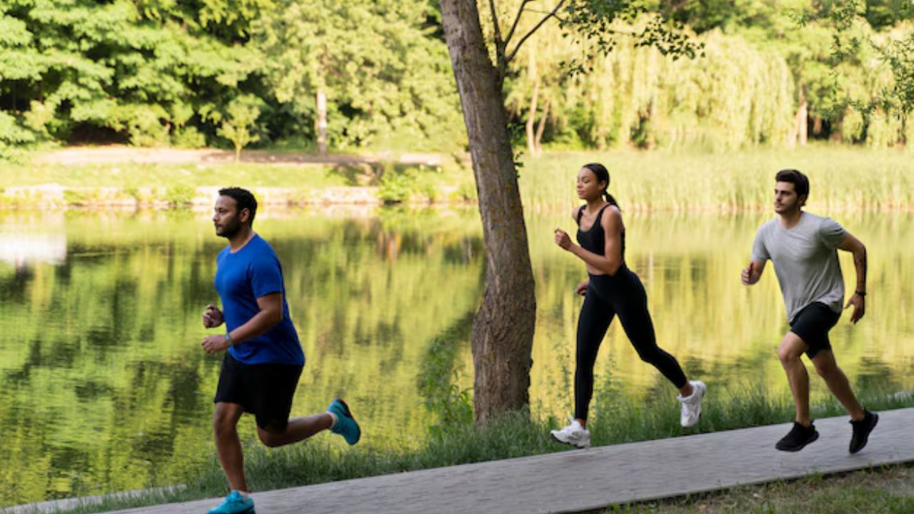 વજન નિયંત્રણ: દોડવું એ વજન ઘટાડવા માટે એક ઉત્તમ કસરત છે. તેનાથી શરીરની વધારાની ચરબી બળે છે, ખાસ કરીને પેટની ચરબી ઘટાડવામાં મદદ મળે છે.