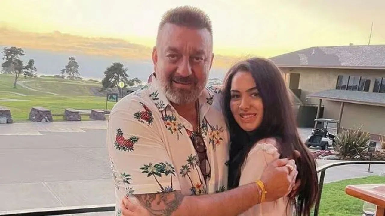 સંજય દત્તને તેની પહેલી પત્ની રિચા શર્માથી એક પુત્રી 'ત્રિશલા દત્ત છે', જે હવે 37 વર્ષની છે. રિયા પિલ્લઈથી તેને કોઈ સંતાન નથી. માન્યતા દત્તથી તેને જોડિયા બાળકો, એક છોકરો અને એક છોકરી છે.