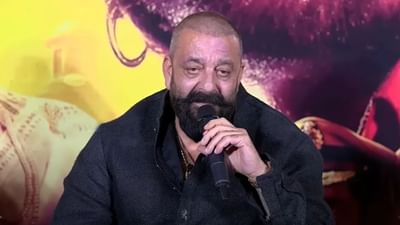 સંજય દત્ત બોલિવૂડનો સૌથી પ્રખ્યાત અને લોકપ્રિય કલાકારોમાંનો એક છે. ઘણા અંગત અને પ્રોફેશનલ ઉતાર-ચઢાવનો સામનો કરવા છતાં, સંજય દત્તે ભારતીય ફિલ્મ ઇન્ડસ્ટ્રીમાં પોતાની એક ખાસ ઓળખ બનાવી છે. સંજય દત્તે પોતાના દમદાર અભિનયથી દર્શકોના દિલ તો જીતી લીધા છે પરંતુ ઘણા વિવાદોથી ઘેરાયેલ રહ્યો છે.