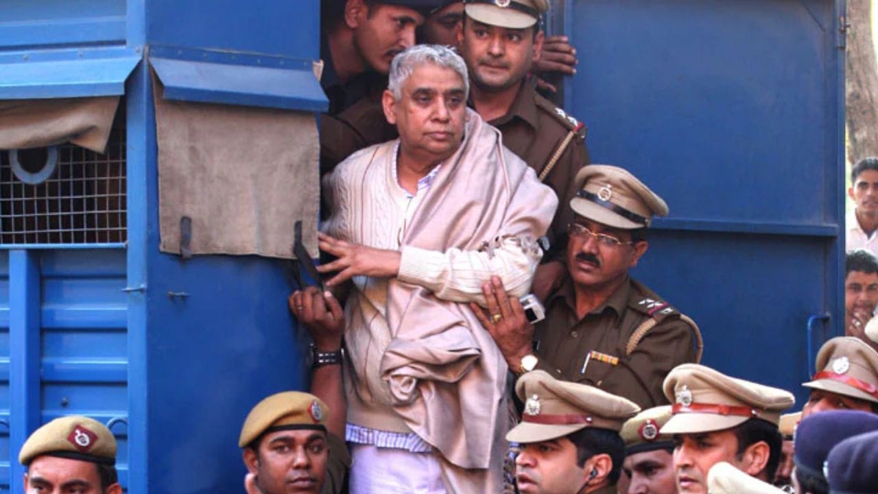 સંત રામપાલ: હરિયાણાના બીજા એક બાબા, સંત રામપાલ, હિસાર જેલમાં બંધ છે. સતલોક આશ્રમ ચલાવતા રામપાલ પર રાજદ્રોહ, શારીરિક શોષણ, ગેરકાયદેસર હથિયાર રાખવા અને સરકારી કામમાં અવરોધ લાવવાનો આરોપ છે. તેમના આશ્રમમાંથી ગર્ભપાત અને વાંધાજનક દવાઓના પુરાવા મળી આવ્યા હતા. જેના પછી તેમને આજીવન કેદની સજા ફટકારવામાં આવી હતી.