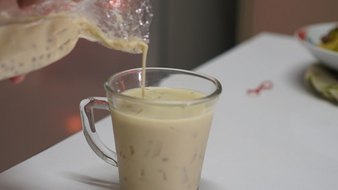 સત્તુ - સત્તુ બિહાર, ઝારખંડ અને ઉત્તર પ્રદેશ જેવા રાજ્યોમાં ખૂબ જ લોકપ્રિય છે. તે એક સ્વસ્થ પીણું છે. જે ઉનાળામાં પીવા માટે સૌથી વધુ ફાયદાકારક છે. સત્તુ પેટને ઠંડુ પાડે છે અને ગરમીના સ્ટ્રોકથી બચાવે છે. તેને બનાવવા માટે તમારે પાણીમાં સત્તુ પાવડર ભેળવીને પીવું પડશે.