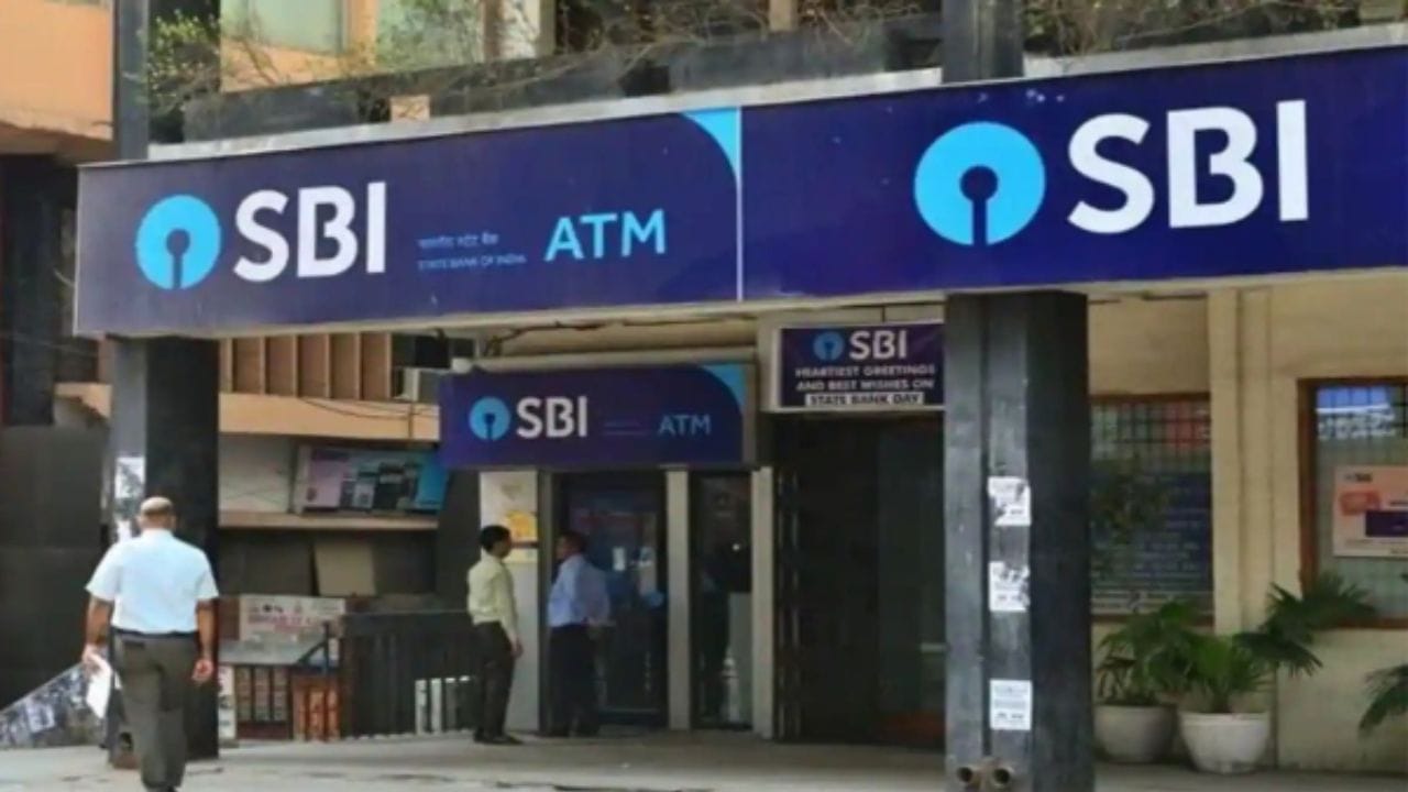 SBI ના આ પગલાથી આવનારા સમયમાં EMIમાં રાહત મળી શકે છે. ખાસ કરીને એવા ગ્રાહકોને ફાયદો થશે જેમના લોનનો વ્યાજ દર MCLR અથવા અન્ય ફ્લોટિંગ રેટ સાથે જોડાયેલ છે. જો તમે નવી હોમ લોન લેવાનું વિચારી રહ્યા છો અથવા ટોપ-અપ કરવા માંગો છો, તો આ સમય તમારા માટે ફાયદાકારક બની શકે છે. કારણ કે હવે તમને ઓછા વ્યાજ દરે હોમ લોન, કાર લોન મળશે.