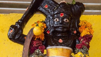 સનાતન ધર્મમાં શનિવારી અમાસનું વિશેષ મહત્વ છે. આ તિથિએ શનિદેવની ભક્તિભાવથી પૂજા કરવામાં આવે છે. આ સાથે, ઇચ્છિત પરિણામ મેળવવા માટે ઉપવાસ પણ કરવામાં આવે છે. શનિ જયંતિ પર મંદિરોમાં વિશેષ કાર્યક્રમોનું આયોજન કરવામાં આવે છે. શાસ્ત્રો અનુસાર, આ દિવસ શનિ દોષ, સાડેસાતી, ઢૈય્યા અને મહાદશાથી રાહત આપનાર માનવામાં આવે છે. અમાવસ્યાનો દિવસ પૂર્વજોને સમર્પિત છે, તેથી આ દિવસે તર્પણ, શ્રાદ્ધ અને દાન કરવું શુભ માનવામાં આવે છે.