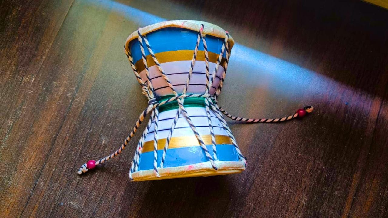 ઘણા ભક્તો શિવજીનું પ્રિય વાદ્ય ડમરુ પોતાના પૂજાઘરમાં સ્થાપિત કરે છે. પરંતુ શું તમે જાણો છો કે તેને સ્થાપિત કરવાથી કયા શુભ ફળ પ્રાપ્ત થાય છે? આવો, તેની મહત્તા જાણીએ.